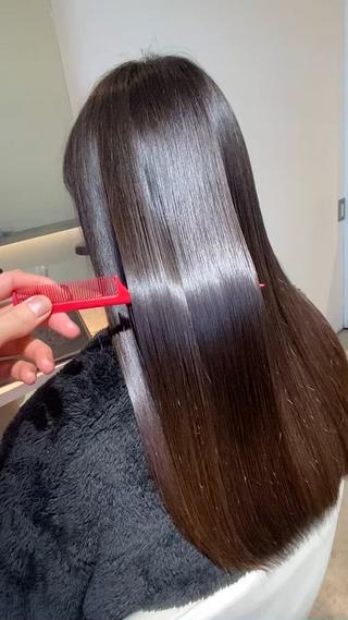 髪の傷みは様々な原因があります多くのトリートメントはコーティングの力で一時的に髪の手触りを良くするだけで、2、3週間もするとコーティングが剥げて元の髪質に戻ってしまいます
傷みは外から内
逆に治す時は髪の最深部からなのです
こだわりぬいた髪質改善をするためには浸透させる薬剤の順番まで考える必要があるのです
そこまでできるようになるためには
正確な毛髪診断と深い薬剤知識が必須なのです

そのため、髪質改善に関しては誰にも負けない自信があります
どんな状態の髪も、必ずご満足頂ける髪質改善をさせて頂きますので、是非一度お 