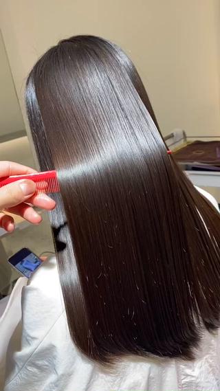 髪の傷みは様々な原因があります多くのトリートメントはコーティングの力で一時的に髪の手触りを良くするだけで、2、3週間もするとコーティングが剥げて元の髪質に戻ってしまいます
傷みは外から内
逆に治す時は髪の最深部からなのです
こだわりぬいた髪質改善をするためには浸透させる薬剤の順番まで考える必要があるのです
そこまでできるようになるためには
正確な毛髪診断と深い薬剤知識が必須なのです

そのため、髪質改善に関しては誰にも負けない自信があります
どんな状態の髪も、必ずご満足頂ける髪質改善をさせて頂きますので、是非一度お 