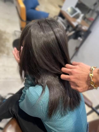 この冬オススメの透明感バッチリ!
グレージュカラー
色落ちも赤みを抑えた綺麗なベージュになります
暗いのに重たく見えない!レイヤーとの相性もバッチリです