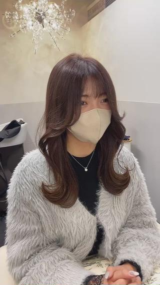【Face line cut♡可愛い子はみんなやってる♡】
⁡
私にしかできない
似合わせand小顔カットがあります︎

ご要望はわがままと思わず
なんでも話してくださいね

お顔のバランスに合わせて
前髪からもみあげまでの繋がりを考えお作りさせていただきます
耳掛けしてと可愛いがポイントです


【最初流行りの韓国風の顔まわりにしたい！】

︎他では韓国風にならなかった
︎巻くのは苦手
︎小顔にしたい
⁡
そんな方に是非おススメしたい
"韓国風レイヤー"
⁡お顔まわりのレイヤーで色っぽ女子に

⁡
前髪に悩んでる方必見︎
⁡
前髪はお顔の印象を変えるとても大事な部分
ミリ単位で考え
お客様一人一人にあった
⁡
オーダーメイド前髪へ
⁡
⁡
⁡
小顔に見せる
目ヂカラアップの
切り方、アイロン、ブローの方法がありますよ◎
⁡
⁡
せっかく切ってもらっても
サロンのように上手くいかない…
⁡
前髪が分かれちゃう…
⁡
内巻きにしたいのに、なんで外にはねるのっ！… あなたにあった
セットのやり方
乾かし方お教えします！
*
*
*
*
丁寧なカウンセリングと
髪型で一番大切な顔まわりのカットにこだわり
お客様のなりたいを叶えます


⁡ #女っぽショート#池袋美容室#簡単へアアレンジ#透明感カラー#小顔ヘア#くびれヘア#顔まわりカット#レイヤーカット#デートヘア#くびれへア#くびれ巻き#おくれ毛カット#顔まわりレイヤー#前髪#シースルーバング#ロングヘア#ミルクティーベージュ#ラテベージュ#小顔ショート#韓国メイク 