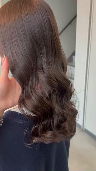 ブリーチなしミルクティーグレージュ

実際の発色はこんな感じです
これよりベージュ味や透明感が欲しい場合はブリーチ必須になります

自然光に当たると色味が分かりやすいです
 