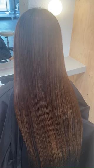 パサつき&癖毛さん縮毛矯正でさらさら艶髪に

【平日限定最終受付14:00】

縮毛矯正 ¥5,500 

カラー毛に縮毛矯正はダメージが伴いますので、追加トリートメントでダメージケアもしませんか？

・𝟐𝒔𝒕𝒆𝒑 𝒕𝒓𝒆𝒂𝒕𝒎𝒆𝒏𝒕 ¥3,500 サラサラ

・𝟒𝒔𝒕𝒆𝒑 𝒕𝒓𝒆𝒂𝒕𝒎𝒆𝒏𝒕 ¥5,700 まとまり

・ラポール 𝒕𝒓𝒆𝒂𝒕𝒎𝒆𝒏𝒕 ¥7,900 艶

お気軽にご相談ください 