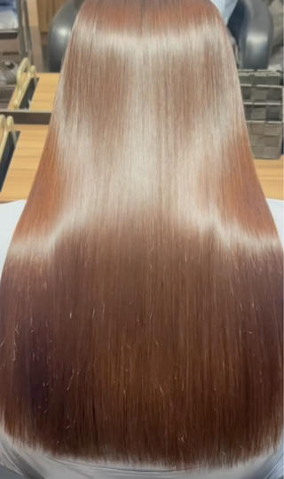 毎日頑張ってアイロンしているお客様
乾かしただけでこのツヤになりませんか𐔌՞ ܸ.ˬ.ܸ՞𐦯
毎日のお手入れがとても楽になります️
是非髪質改善ストレートお任せください 