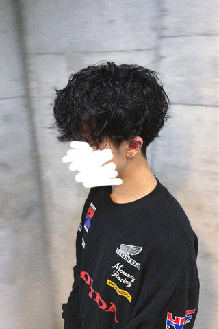 本日は実際に施術させて頂きましたお客様のbefore afterの動画です！

カットとパーマをお任せ頂きました！
カットはパーマをかけた段階で目上　耳上　後ろは繋げたいとのことなので長めに切らせて頂きました！

パーマは強めのパーマにしたいとのことでした
パーマ強めボリュームが出ると言う概念があるんですが
今回はボリュームを出さない方が似合うと思い、ボリュームの出にくい縦スパイラルをオススメさせて頂き喜んでいただきました♪

大橋で縦スパをかけたいお客様是非とも一度お任せください！ 