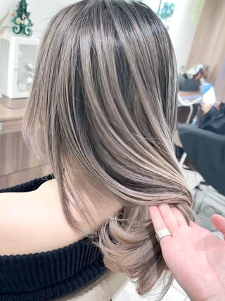 「ハイライトバレイヤージュ」で柔らかく透明感のある外国人風カラーを楽しみませんか？

 ミルクティーベージュで甘く柔らかい雰囲気に
 グレージュで上品なくすみ感をプラス
 立体感を引き出すハイライトバレイヤージュ

どの角度から見ても自然に馴染むカラーで、垢抜けた印象に♪
透明感と立体感を両方叶える、トレンドヘアをぜひ体験してみてください！

#ミルクティーベージュ #グレージュ #ハイライト #バレイヤージュ #外国人風カラー 