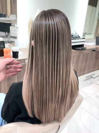 「ハイライトバレイヤージュ」で柔らかく透明感のある外国人風カラーを楽しみませんか？

 ミルクティーベージュで甘く柔らかい雰囲気に
 グレージュで上品なくすみ感をプラス
 立体感を引き出すハイライトバレイヤージュ

どの角度から見ても自然に馴染むカラーで、垢抜けた印象に♪
透明感と立体感を両方叶える、トレンドヘアをぜひ体験してみてください！

#ミルクティーベージュ #グレージュ #ハイライト #バレイヤージュ #外国人風カラー 