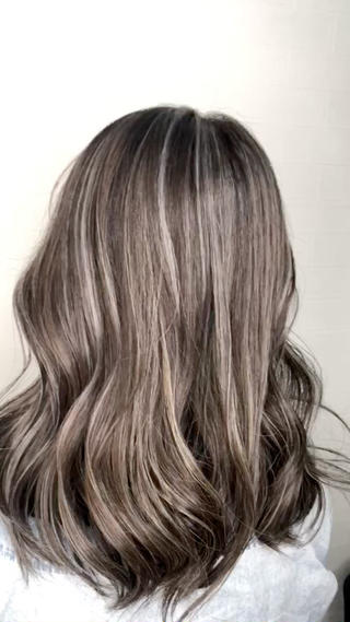 オリジナルコントラストハイライトカラー
ダークグレーのベースに
グレージュのハイライト

憧れのヘアスタイルになりたいならお任せ下さい 