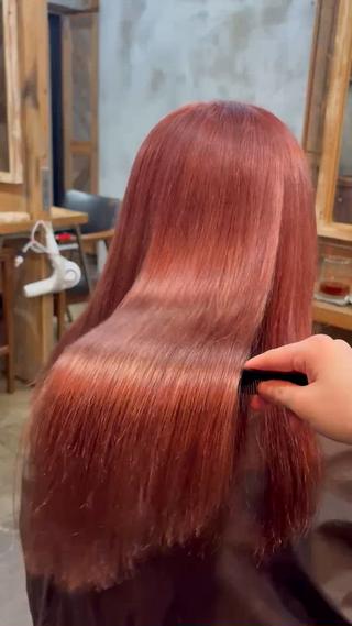 透明感カラー × ダメージケア
【ブリーチ+ワンカラー+トリートメント+スパ】
今っぽい抜け感カラーをブリーチからしっかり作り込み、
ワンカラーで理想の色味に仕上げます
ダメージが気になる方にも安心のトリートメント付き、
さらにスパでリラックスしていただけるコースです。
赤みやオレンジを消して柔らかい透明感に
色落ちも楽しめるブリーチカラー
頭皮ケア&リフレッシュで仕上がりも快適
初めての方も丁寧にカウンセリングしますので、
イメージや気になることなどお気軽にご相談ください◎