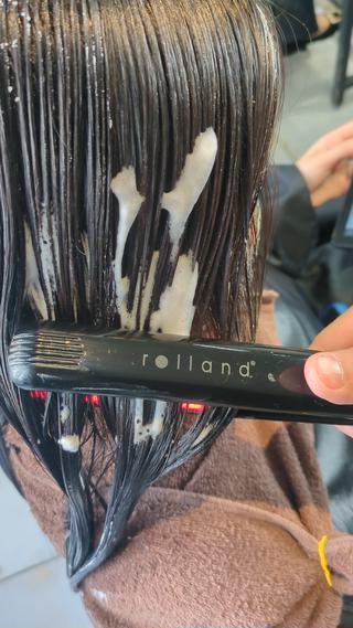 超音波アイロンで、8種類のトリートメント栄養素を髪の内部までしっかり浸透させます。
髪本来の柔らかさ、ツヤを取り戻しまとまりやすい髪に♪ 