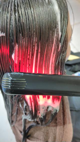 髪の状態に合わせたトリートメント栄養素を、超音波アイロンを使用して髪の中までしっかり浸透。
柔らかくツヤのある髪に♪ 