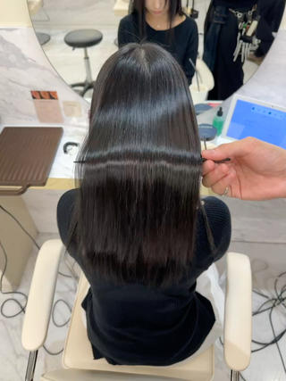 
実は、日本人の約7割の方が「くせ毛」と言われています。
「カラーしたのに思った仕上がりと違う...」
「もっと透明感が欲しい...」
そんな風に感じたことはありませんか？
それ、実ば“くせ”が原因かもしれません。
髪のうねりや広がりによって、カラーの見え方や手触りに差が出てしまうんです。
だからこそ、一度このメニューを試してみてください。
「人生が変わった」と言っていただける仕上がりをお約束します。
施術後にお客様が「傷んだ」と感じることはほとんどありませんし、コテ、アイロンで巻くことも可能です◎自然なまとまりとツヤ感、そして柔らかい動きを両立できます。 