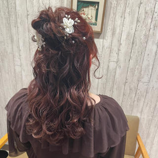  ハーフアップお団子 

ふわふわもこもこのハーフアップお団子！！
カジュアルなときでもお呼ばれでも使えるヘアアレンジ

ウエーブを細かくたくさん作ることでよりふわふわ感が出て可愛いアレンジに◎ 