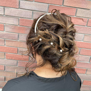 ブライダルヘアセット

結婚式の前撮りをする方が、ヘアセットをしに来てくださいました！！
ゆるくふんわりしたスタイルは、写真でも映えること間違えなし 