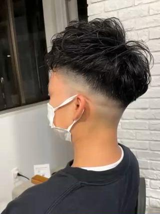 スキンフェードで、パーマとの相性もいいのでオススメです 