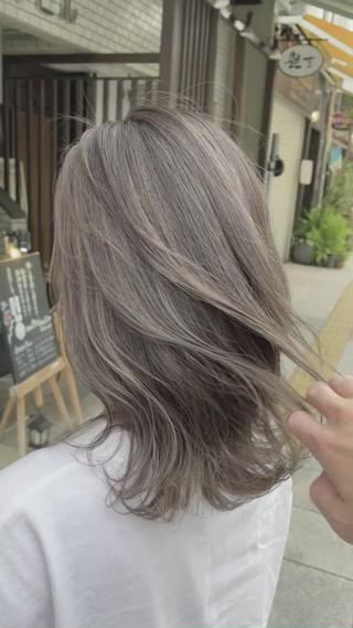 透け感グレージュハイライト♪
アディクシーカラー＋ケアブリーチ×2 