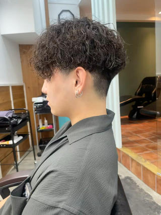 ツイストスパイラル
パーマの強さ調節できます！
緩めも強目もかっこいい！！！
ツイストスパイラル1番人気です！！！
スパイラルパーマやニュアンスパーマは
５０００円でご案内できます！
波巻き、ツイスパはこちらのメニューからお待ちしております！

お気軽に相談等お待ちしております

#ツイスパ#ツイスト#メンズパーマ 