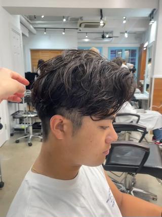 外国人風毛流れパーマ
センターパート
ふんわりした雰囲気
ボリュームが欲しい方もオススメ！！！
#メンズパーマ#センターパート#カーリーヘア 