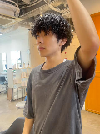 緩めツイストスパイラル
襟足があるスタイルは野暮ったくてかっこいい
チリつくのが嫌な方はクリームパーマがオススメです！

人気のスタイル

スパイラルパーマは５０００円でご案内できます！
波巻き、ツイスパのメニューはこちらから
#ツイスパ#ツイスト#メンズパーマ 