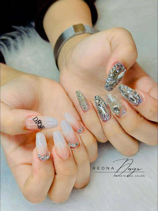 長さだしは本数と希望の長さにより所要時間が変わります。 またアート量やパーツの数でお時間変動しますのでお時間に余裕をもってお越しください！
個数により＋料金がかかる場合があります。 別途料金のかかるパーツあり。
 