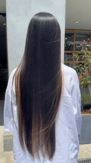 風にふわりとなびく美髪
 