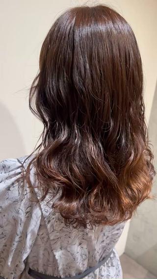 しっかりめカールだけど強すぎないパーマ


このくらいカール感があると持ちもいいです 