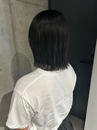 カットラインが残るボブ

オイルはすこし多めでウェットな質感がおすすめ 