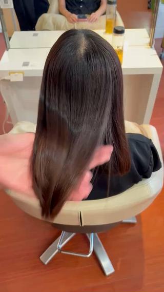 当店でいま大人気の酸性縮毛矯正

【こんな方にオススメ！】

ダメージしてパサつき広がりが気になる、、
湿気でうねる、、、
サラサラになりたいけどボリューム落としたくない、、
ピーンとなっちゃうか不安、、、
今までずっと縮毛をしててパサついてきたな、、
毛量が多いけどすきたくない、、

こちらのお悩み解決できます

縮毛特有のペタっと感と毛先が固くなってしまう現象がないのが特徴です

是非1度だまされに来てください
 