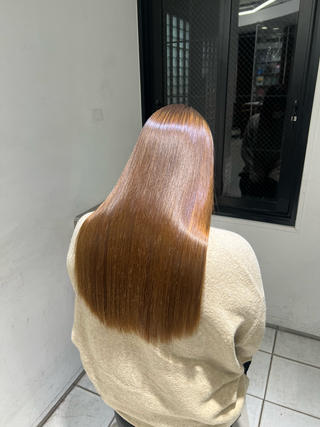 酸性領域での縮毛矯正
エイジング毛、ブリーチ毛必見！！
アルカリでの縮毛矯正が出来ない髪の毛に最適。
圧倒的艶髪をお届けします！ 