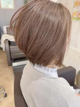 ショートボブスタイル!後頭部に丸みをもたせ、骨格をカバー。
カラーはアッシュベージュで赤みを抑えてます。