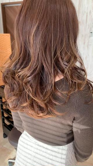 ハイライトをいれ、ベージュ系ベースのカラーで透明感up
仕上げはパーマではなく巻いてます。