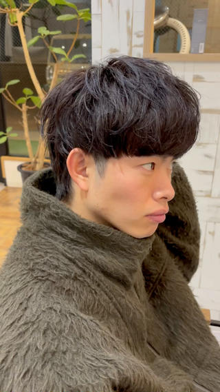 メンズマッシュ

襟足は刈らない今っぽいメンズマッシュ

しっかり量感を調整するだけでパーマが出来ないと言う方でもスタイリング次第で無造作な動きを出すことが出来ます 