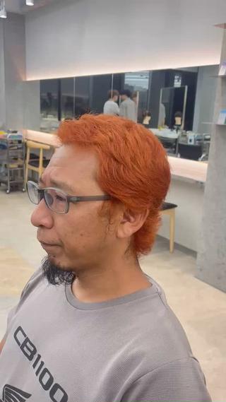 とにかく派手にしたいとのことで黒髪からブリーチ1回で秋カラーのオレンジ 