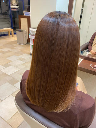 縮毛矯正は半永久的に癖を伸ばすことができ、艶もピカピカに出てくれますが、
どうしても髪の毛に”負荷”がかかってしまう施術にもなっております。
ご来店された際、正しいケアの仕方や矯正するペースなど気になったことがございましたら、お気軽にご相談ください 