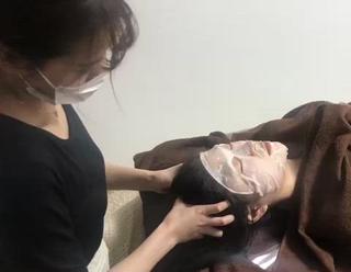 ドライヘッドスパの施術風景です
15分程のヘッドスパで全身60分相当
頭だけでなく視界もスッキリ
頭が緩むと心も体も軽くなります♪ 