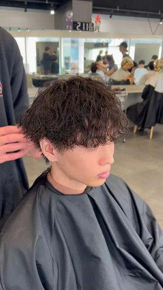 タオルドライでこのカール感。綺麗に仕上がります。
波巻きかけたい方お任せ下さい 