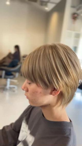 韓国ウルフマッシュ
ブロンドベージュで垢抜けハイトーンに！ 