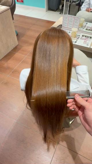 アメイジアプレミアムカラーで艶髪に
ダブルカラーでベージュ系のお色味にしました!