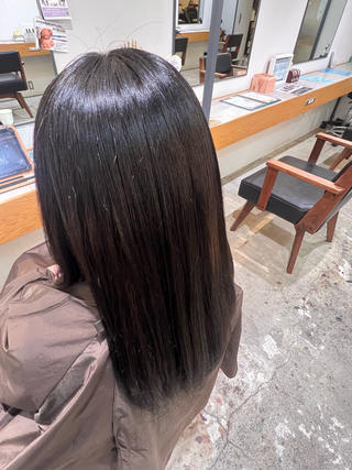 カラーの後に髪のお悩みに合わせてトリートメント！
アイロン無しでこのツヤツヤ 
髪の毛でお悩みの方はぜひ 