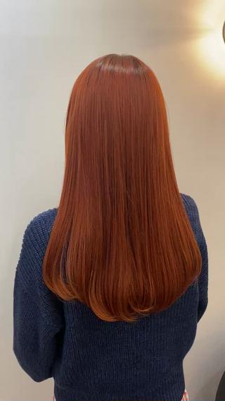 ブリーチベースのお客様です
秋冬になると、落ち着いた色味を好まれる方が多くなりますが、鮮やかなカラーもおすすめです
ブリーチなしですと、明るい色を何度も重ねることで発色しやすくなりますので、一緒に計画を立てていきましょう 