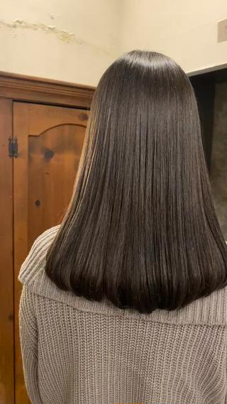 透明感のある暗髪
ほんのりオリーブな落ち着いたカラーです
普通のブラウンはつまらない！という方におすすめです◯
寒色は冬におすすめです 