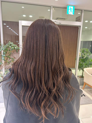 トリートメントを使うと染めたてでもこんなにツヤが出ます
毛先の痛みが気になる方や色味を変えたい方におすすめのメニューです♪ 
