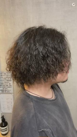 ロングの髪にツイストスパイラル強め 