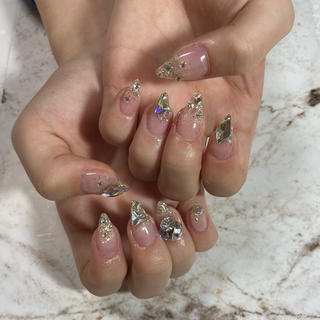 最近の流行り#ワンホンネイル
ラメグラデーションの上にパーツやストーンを置くオーダーがとても多いです♪
全部キラキラで可愛すぎるー！️
 