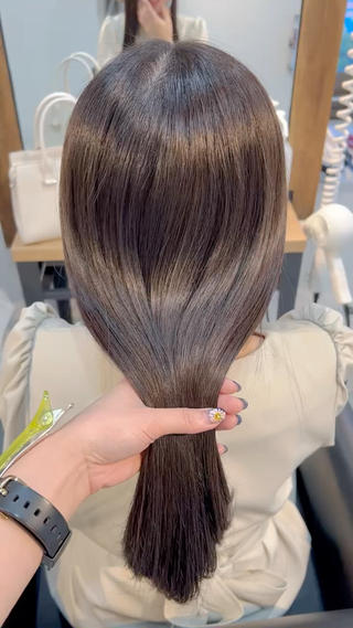 暗めのグレージュカラーと、4ステップトリートメントで
艶感アップ

手触りもさらさらなので、ずっと触っていたくなる髪になります
ぜひ一度お試しください！！

#グレージュカラー#グレージュ#トリートメント#艶髪#透明感カラー#韓国風 