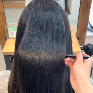 透明感グレー
トリートメントもしっかり効いていて艶々です

#透明感カラー#ワンカラー#透明感グレー#艶髪#トリートメント 