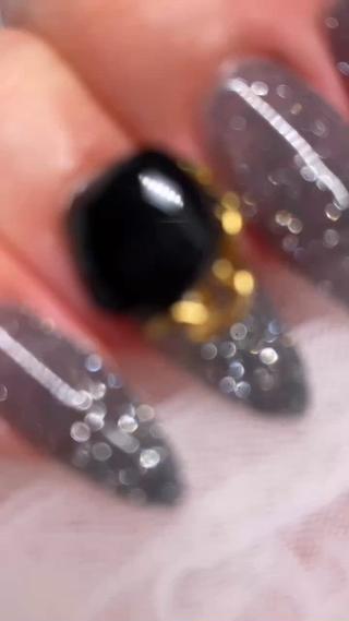 BLACK  FLASH
ビジューもブラックで大人可愛いです 