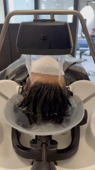 SNSで話題の頭浸浴！
高濃度の炭酸泉で頭部全体をお湯で包み込むことで頭皮を優しく洗浄し、潤いのもとである正常皮脂はキープしつつ、落としたい酸化皮脂のみを取り除くきます！ 