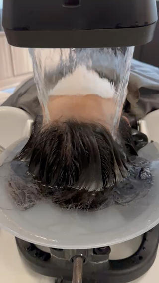 SNSで話題の頭浸浴！
高濃度の炭酸泉で頭部全体をお湯で包み込むことで頭皮を優しく洗浄し、潤いのもとである正常皮脂はキープしつつ、落としたい酸化皮脂のみを取り除くきます！ 