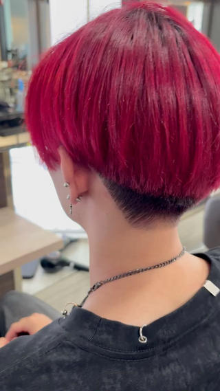 リタッチブリーチはせずにパキパキ赤に
カットもしてすっきりしました
メンズさんもぜひお待ちしております 