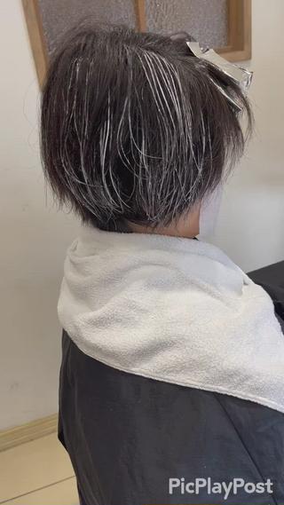 暗い白髪染めから卒業出来ます


50代女性から人気NO.1
脱白髪染めハイライト
#クレイライツ　で全体にシークレットハイライト入れて
5トーンでいつも白髪染めしている状態から
卒業したい
赤みを消したい
グレージュ系したい
艶髪にしたい
との要望を解決します。
クレイライツを入れることで最小限のダメージで2トーン明るくできます。
シルバー系をオンカラーしました。
暗め白髪染めから卒業したい方
おすすめです。

コンセプト
すべての大人に、ヘアデザインの自由と解放を。
30代よりも40代、40代よりも50代、いつまでも自分らしい
キレイを追い求めたいと願うすべての大人へ。
僕が叶えるのは、
生命力と自信に溢れる大人髪、ヘアデザイン。
忍び寄る髪の衰えや髪悩みから解放し、
いつまでもヘアデザインを楽しむ自由を手にできる。
さあ、可能性は無限大。
いつまでもヘアデザインを楽しもう。


ファイバープレックス
サステナケアブリーチ（髪に優しいブリーチ）を使用して
髪へのダメージを最小限に抑えます。

従来の白髪染めとの違い
3倍艶髪になれます！
赤みの強いブラウンから卒業できます。
来店周期を延ばすことが可能になります。
ナチュラルハイライトで髪にボリューム感をアップできます。

メニュー　ワンメイクカラー料金プラス

ベーシックコース
1、部分デザイン　＋3300円　＋30分（白髪が気になる顔回りに入れて馴染ませるポイントデザイン）　
2、シークレットハイライト　＋3300円　＋30分（白髪と黒髪をブレンドして目立ちにくくするハイライト）
3、クレイライツ　＋5500円　＋1時間　（ホイル不要で細かく細いハイライト入れて白髪と黒髪をブレンドする）

＊アディクシーカラー、エドルに薬剤変更の場合＋1100円

アドバンスコース
1、脱白髪染めハイライト　＋14300円　＋1時間30分　（必要な部分にだけ効果的入れて白髪を馴染ませるハイライトプレケアアフタートリートメント）
2、ハイトーン　＋14300円　＋1時間30分　（白と黒のコントラストを近づけて目立たなくする全頭ケアブリーチ）

＊髪の状態により1回の施術で完成出来ない場合もありますので施術前カウンセリングしっかりさせていただきます。


#白髪ぼかし　#白髪をぼかすハイライト　#白髪染め　#白髪ぼかし
#白髪染めに見えない白髪染め　#白髪染め
#明るい白髪染め　#脱白髪染め
#美魔女　#アンチエイジング　
#グレイヘア　#アラフォーコーデ　#アラフィーコーデ
#グレイカラー　#ママコーデ　#子育てママ　#ママ美容師
#４０代ヘアスタイル　#５０代ヘアスタイル
#水戸美容師　#ひたちなか美容師　
#水戸美容室　#ひたちなか美容室
#hair #hairstyle 